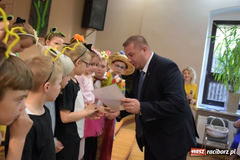 Zdjęcie w galerii na portalu naszraciborz.pl: Kolorowy zawrót głowy – przedszkolaki na przeglądzie w Tworkowie [FOTO i WIDEO] wiadomości z regionu