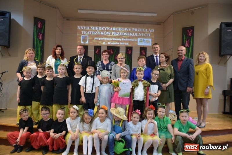 Zdjęcie w galerii na portalu naszraciborz.pl: Kolorowy zawrót głowy – przedszkolaki na przeglądzie w Tworkowie [FOTO i WIDEO] wiadomości z regionu