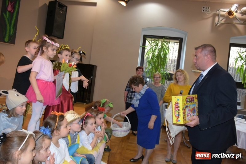 Zdjęcie w galerii na portalu naszraciborz.pl: Kolorowy zawrót głowy – przedszkolaki na przeglądzie w Tworkowie [FOTO i WIDEO] wiadomości z regionu