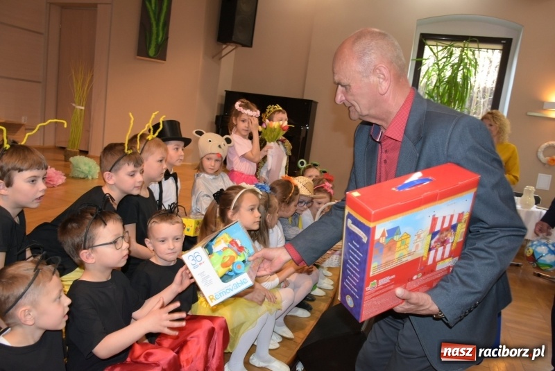 Zdjęcie w galerii na portalu naszraciborz.pl: Kolorowy zawrót głowy – przedszkolaki na przeglądzie w Tworkowie [FOTO i WIDEO] wiadomości z regionu