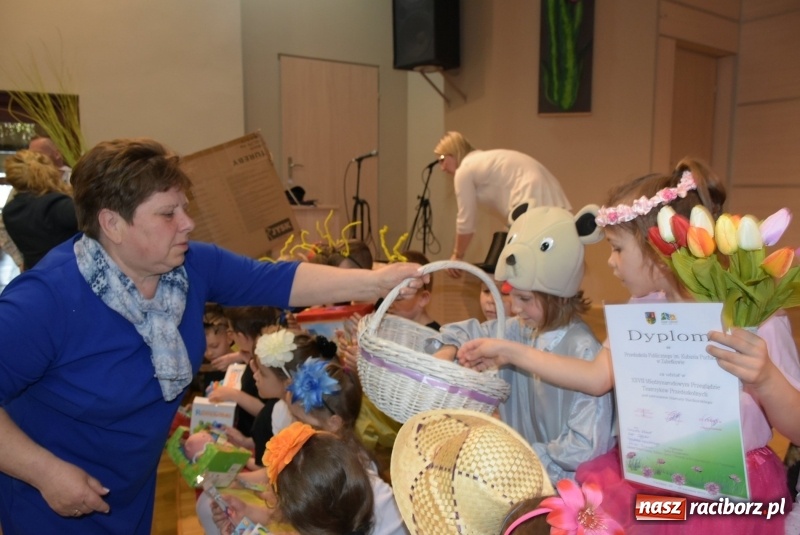Zdjęcie w galerii na portalu naszraciborz.pl: Kolorowy zawrót głowy – przedszkolaki na przeglądzie w Tworkowie [FOTO i WIDEO] wiadomości z regionu