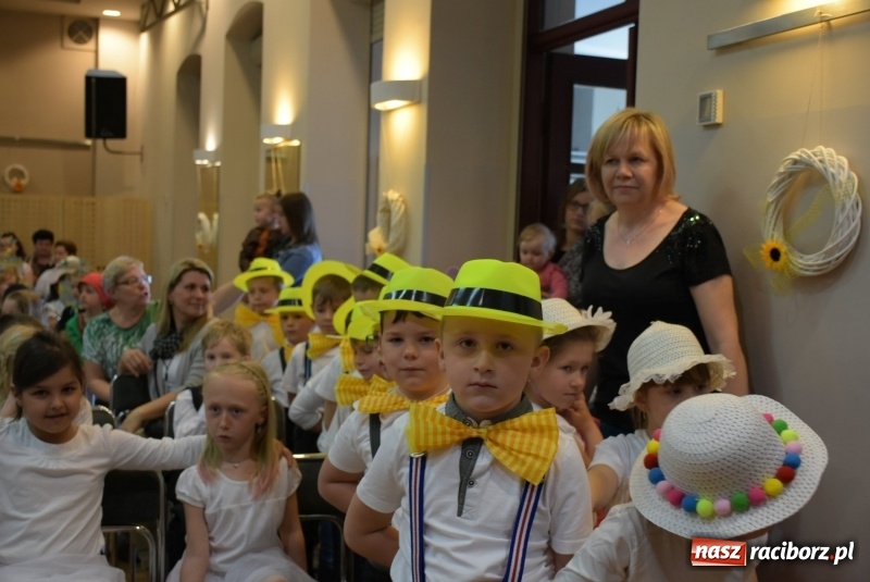 Zdjęcie w galerii na portalu naszraciborz.pl: Kolorowy zawrót głowy – przedszkolaki na przeglądzie w Tworkowie [FOTO i WIDEO] wiadomości z regionu