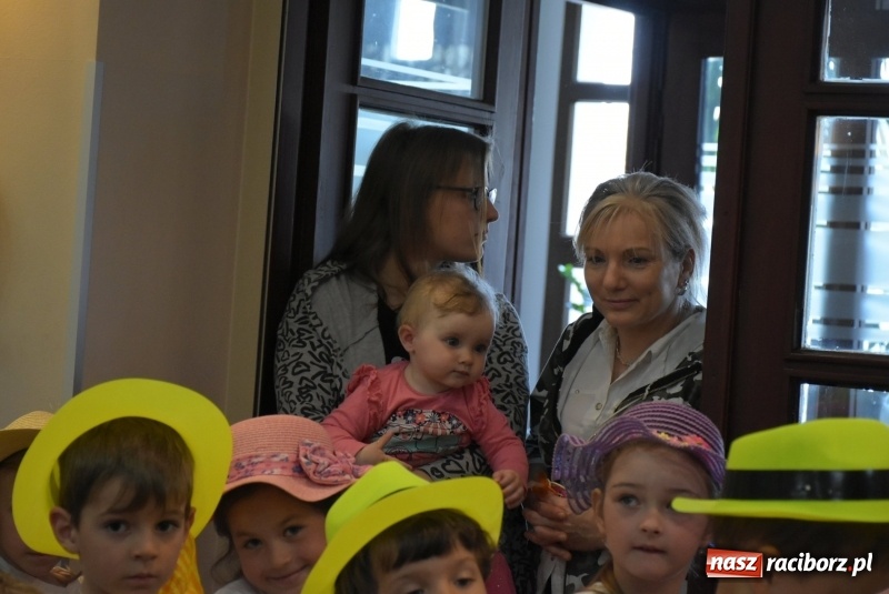Zdjęcie w galerii na portalu naszraciborz.pl: Kolorowy zawrót głowy – przedszkolaki na przeglądzie w Tworkowie [FOTO i WIDEO] wiadomości z regionu