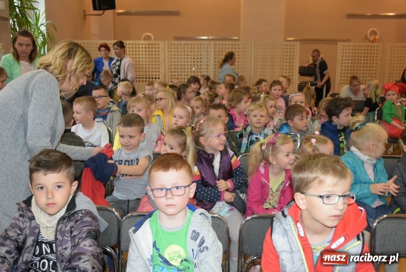 Zdjęcie w galerii na portalu naszraciborz.pl: Kolorowy zawrót głowy – przedszkolaki na przeglądzie w Tworkowie [FOTO i WIDEO] wiadomości z regionu