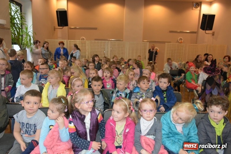 Zdjęcie w galerii na portalu naszraciborz.pl: Kolorowy zawrót głowy – przedszkolaki na przeglądzie w Tworkowie [FOTO i WIDEO] wiadomości z regionu