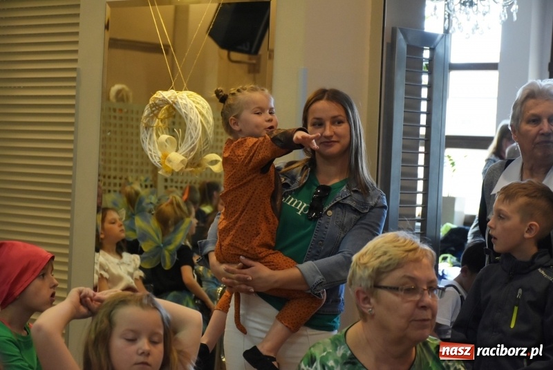 Zdjęcie w galerii na portalu naszraciborz.pl: Kolorowy zawrót głowy – przedszkolaki na przeglądzie w Tworkowie [FOTO i WIDEO] wiadomości z regionu