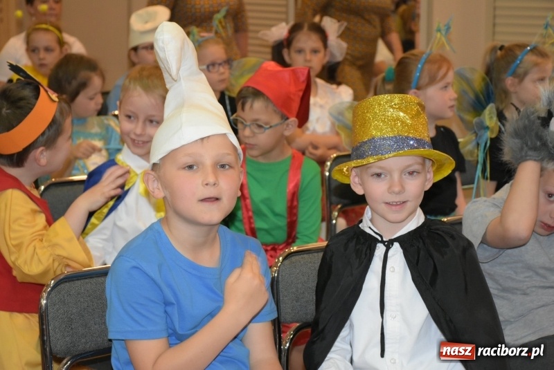 Zdjęcie w galerii na portalu naszraciborz.pl: Kolorowy zawrót głowy – przedszkolaki na przeglądzie w Tworkowie [FOTO i WIDEO] wiadomości z regionu