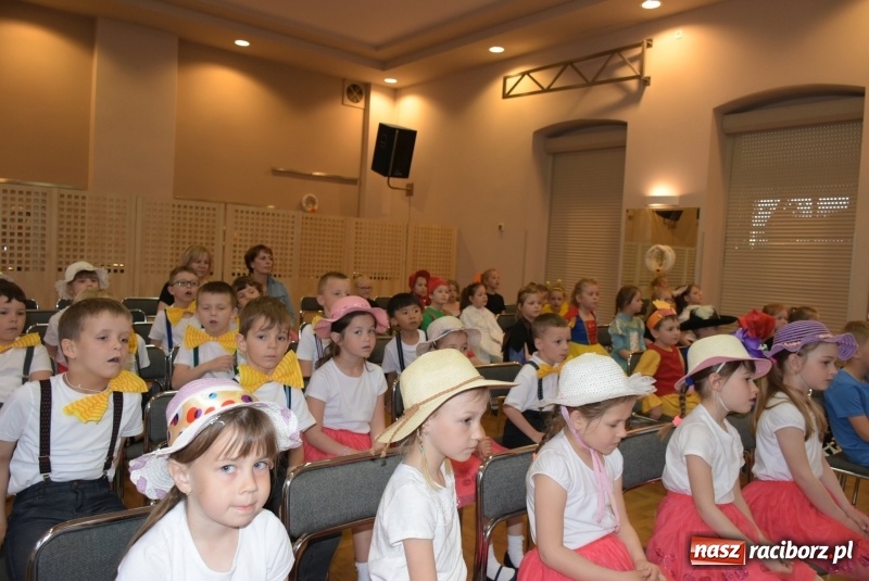 Zdjęcie w galerii na portalu naszraciborz.pl: Kolorowy zawrót głowy – przedszkolaki na przeglądzie w Tworkowie [FOTO i WIDEO] wiadomości z regionu