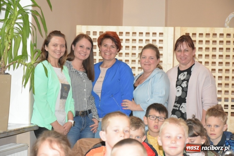 Zdjęcie w galerii na portalu naszraciborz.pl: Kolorowy zawrót głowy – przedszkolaki na przeglądzie w Tworkowie [FOTO i WIDEO] wiadomości z regionu