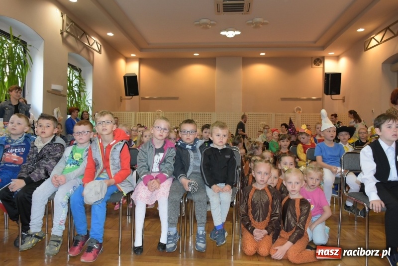 Zdjęcie w galerii na portalu naszraciborz.pl: Kolorowy zawrót głowy – przedszkolaki na przeglądzie w Tworkowie [FOTO i WIDEO] wiadomości z regionu