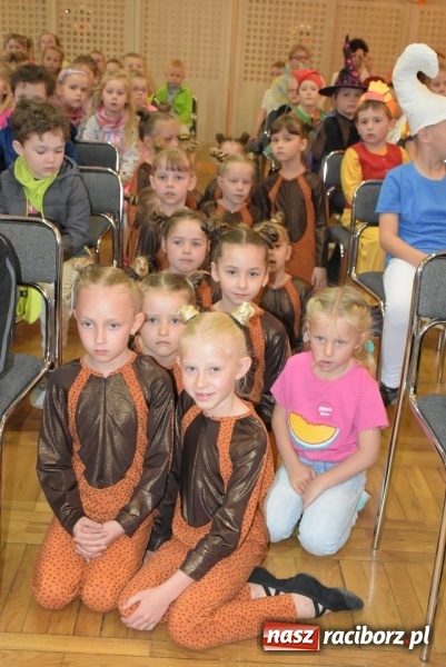 Zdjęcie w galerii na portalu naszraciborz.pl: Kolorowy zawrót głowy – przedszkolaki na przeglądzie w Tworkowie [FOTO i WIDEO] wiadomości z regionu