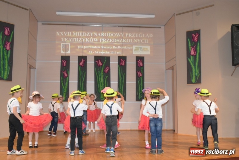 Zdjęcie w galerii na portalu naszraciborz.pl: Kolorowy zawrót głowy – przedszkolaki na przeglądzie w Tworkowie [FOTO i WIDEO] wiadomości z regionu