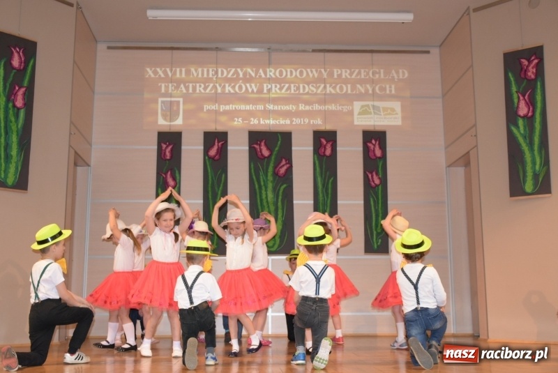 Zdjęcie w galerii na portalu naszraciborz.pl: Kolorowy zawrót głowy – przedszkolaki na przeglądzie w Tworkowie [FOTO i WIDEO] wiadomości z regionu