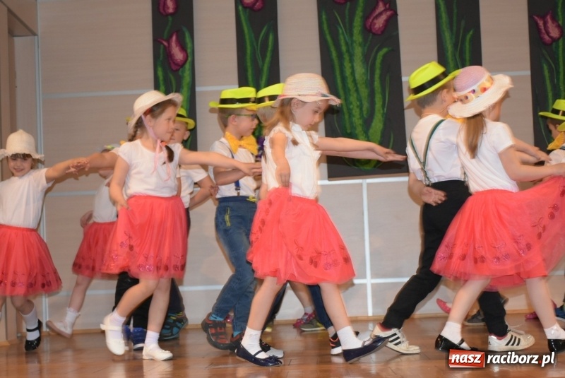 Zdjęcie w galerii na portalu naszraciborz.pl: Kolorowy zawrót głowy – przedszkolaki na przeglądzie w Tworkowie [FOTO i WIDEO] wiadomości z regionu