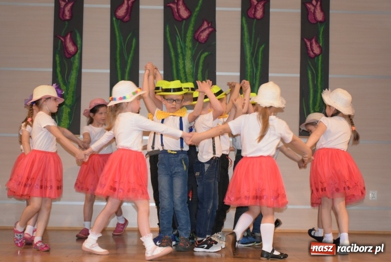 Zdjęcie w galerii na portalu naszraciborz.pl: Kolorowy zawrót głowy – przedszkolaki na przeglądzie w Tworkowie [FOTO i WIDEO] wiadomości z regionu