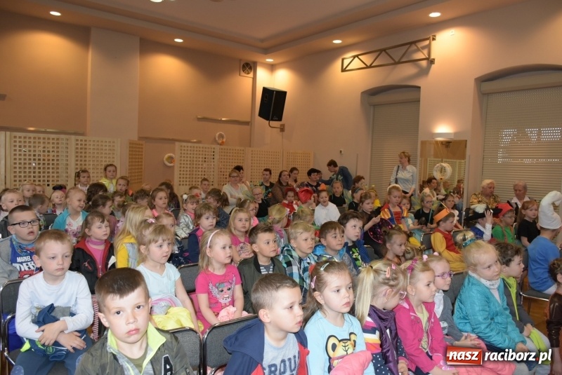 Zdjęcie w galerii na portalu naszraciborz.pl: Kolorowy zawrót głowy – przedszkolaki na przeglądzie w Tworkowie [FOTO i WIDEO] wiadomości z regionu