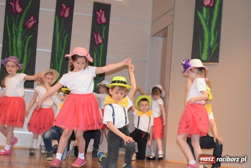 Zdjęcie w galerii na portalu naszraciborz.pl: Kolorowy zawrót głowy – przedszkolaki na przeglądzie w Tworkowie [FOTO i WIDEO] wiadomości z regionu
