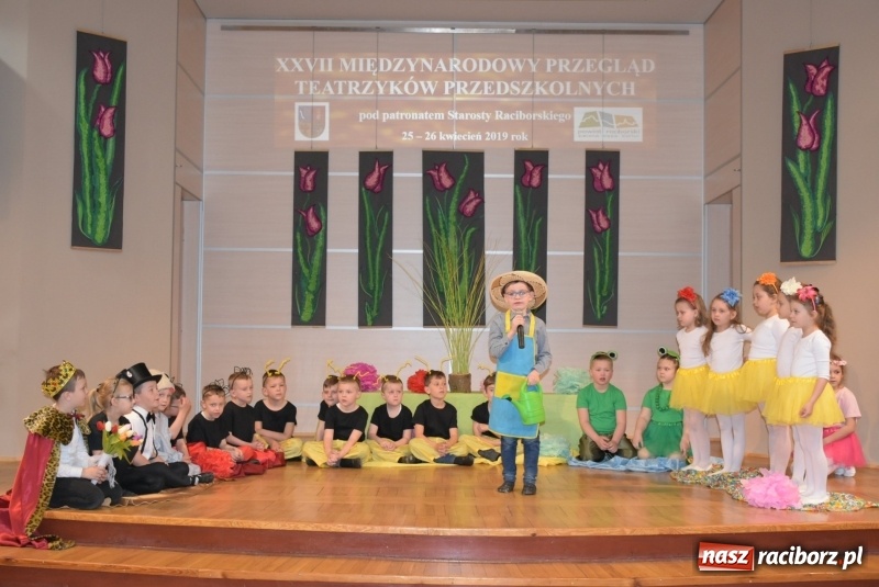 Zdjęcie w galerii na portalu naszraciborz.pl: Kolorowy zawrót głowy – przedszkolaki na przeglądzie w Tworkowie [FOTO i WIDEO] wiadomości z regionu