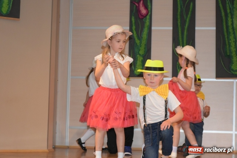 Zdjęcie w galerii na portalu naszraciborz.pl: Kolorowy zawrót głowy – przedszkolaki na przeglądzie w Tworkowie [FOTO i WIDEO] wiadomości z regionu