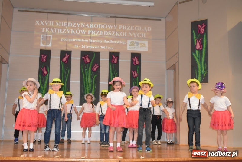 Zdjęcie w galerii na portalu naszraciborz.pl: Kolorowy zawrót głowy – przedszkolaki na przeglądzie w Tworkowie [FOTO i WIDEO] wiadomości z regionu