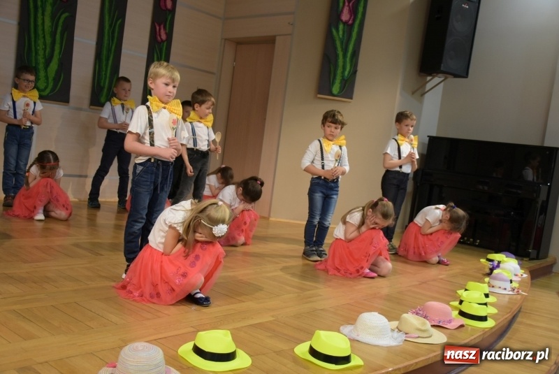 Zdjęcie w galerii na portalu naszraciborz.pl: Kolorowy zawrót głowy – przedszkolaki na przeglądzie w Tworkowie [FOTO i WIDEO] wiadomości z regionu