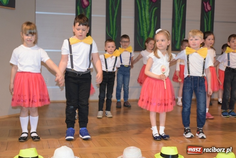 Zdjęcie w galerii na portalu naszraciborz.pl: Kolorowy zawrót głowy – przedszkolaki na przeglądzie w Tworkowie [FOTO i WIDEO] wiadomości z regionu