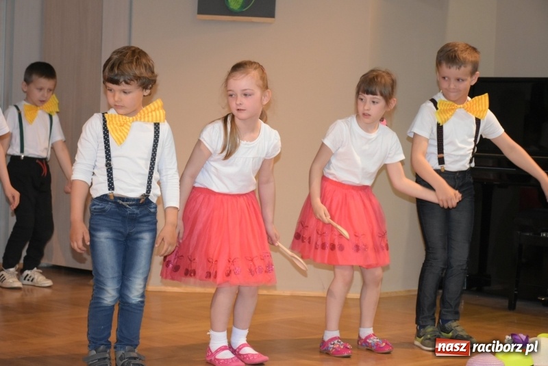 Zdjęcie w galerii na portalu naszraciborz.pl: Kolorowy zawrót głowy – przedszkolaki na przeglądzie w Tworkowie [FOTO i WIDEO] wiadomości z regionu