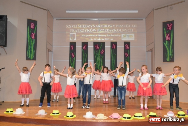 Zdjęcie w galerii na portalu naszraciborz.pl: Kolorowy zawrót głowy – przedszkolaki na przeglądzie w Tworkowie [FOTO i WIDEO] wiadomości z regionu