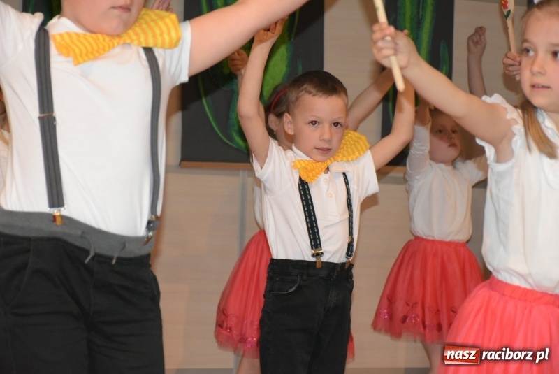 Zdjęcie w galerii na portalu naszraciborz.pl: Kolorowy zawrót głowy – przedszkolaki na przeglądzie w Tworkowie [FOTO i WIDEO] wiadomości z regionu
