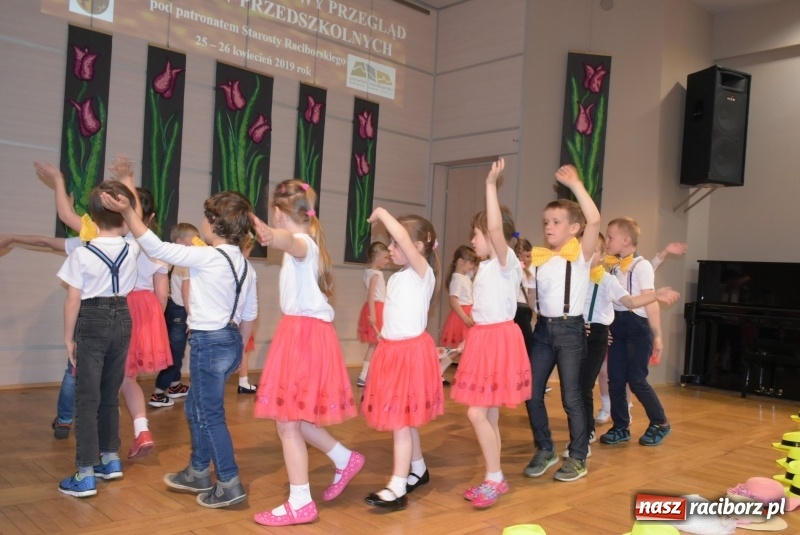 Zdjęcie w galerii na portalu naszraciborz.pl: Kolorowy zawrót głowy – przedszkolaki na przeglądzie w Tworkowie [FOTO i WIDEO] wiadomości z regionu