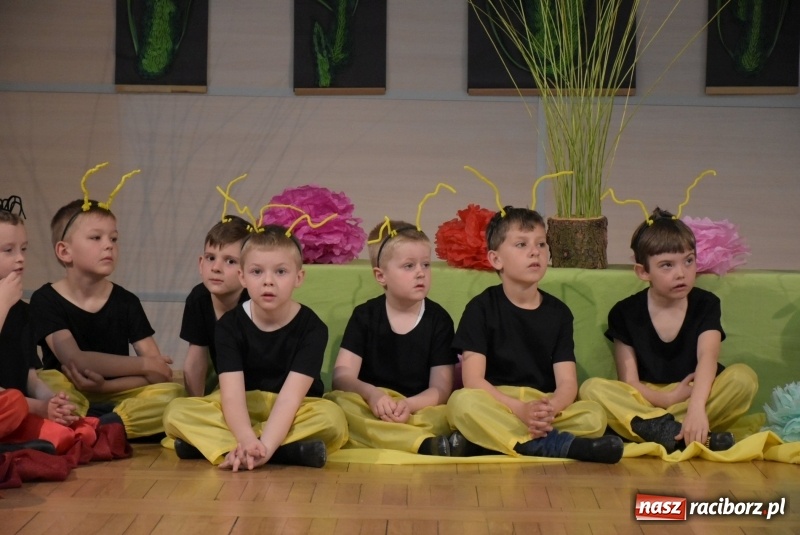 Zdjęcie w galerii na portalu naszraciborz.pl: Kolorowy zawrót głowy – przedszkolaki na przeglądzie w Tworkowie [FOTO i WIDEO] wiadomości z regionu