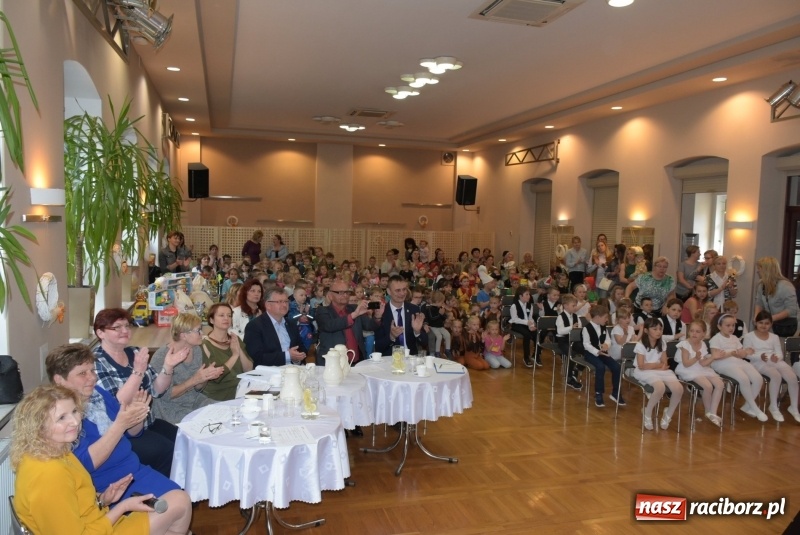 Zdjęcie w galerii na portalu naszraciborz.pl: Kolorowy zawrót głowy – przedszkolaki na przeglądzie w Tworkowie [FOTO i WIDEO] wiadomości z regionu