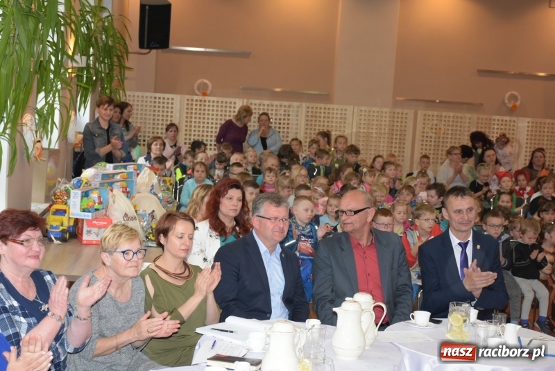 Zdjęcie w galerii na portalu naszraciborz.pl: Kolorowy zawrót głowy – przedszkolaki na przeglądzie w Tworkowie [FOTO i WIDEO] wiadomości z regionu