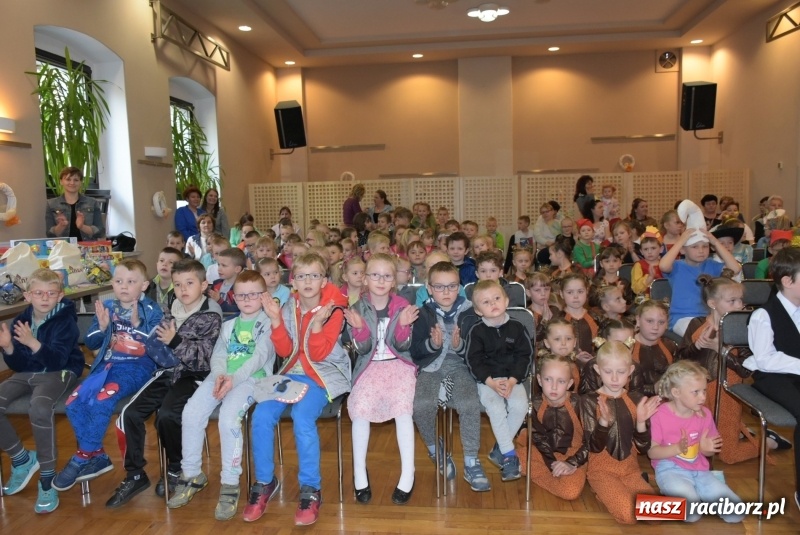 Zdjęcie w galerii na portalu naszraciborz.pl: Kolorowy zawrót głowy – przedszkolaki na przeglądzie w Tworkowie [FOTO i WIDEO] wiadomości z regionu