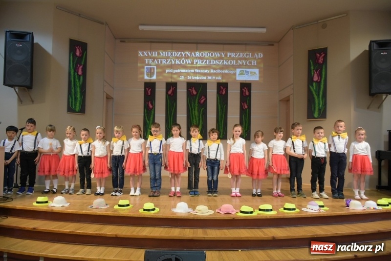 Zdjęcie w galerii na portalu naszraciborz.pl: Kolorowy zawrót głowy – przedszkolaki na przeglądzie w Tworkowie [FOTO i WIDEO] wiadomości z regionu