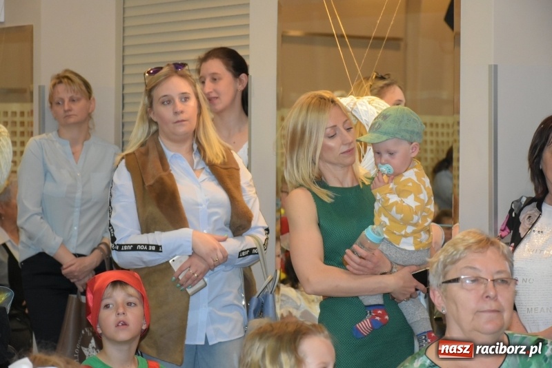 Zdjęcie w galerii na portalu naszraciborz.pl: Kolorowy zawrót głowy – przedszkolaki na przeglądzie w Tworkowie [FOTO i WIDEO] wiadomości z regionu