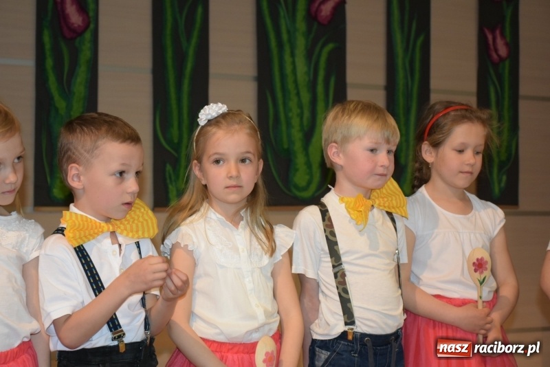 Zdjęcie w galerii na portalu naszraciborz.pl: Kolorowy zawrót głowy – przedszkolaki na przeglądzie w Tworkowie [FOTO i WIDEO] wiadomości z regionu