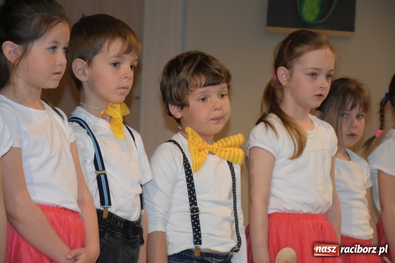 Zdjęcie w galerii na portalu naszraciborz.pl: Kolorowy zawrót głowy – przedszkolaki na przeglądzie w Tworkowie [FOTO i WIDEO] wiadomości z regionu