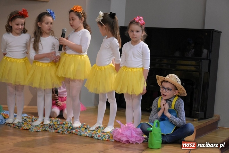 Zdjęcie w galerii na portalu naszraciborz.pl: Kolorowy zawrót głowy – przedszkolaki na przeglądzie w Tworkowie [FOTO i WIDEO] wiadomości z regionu