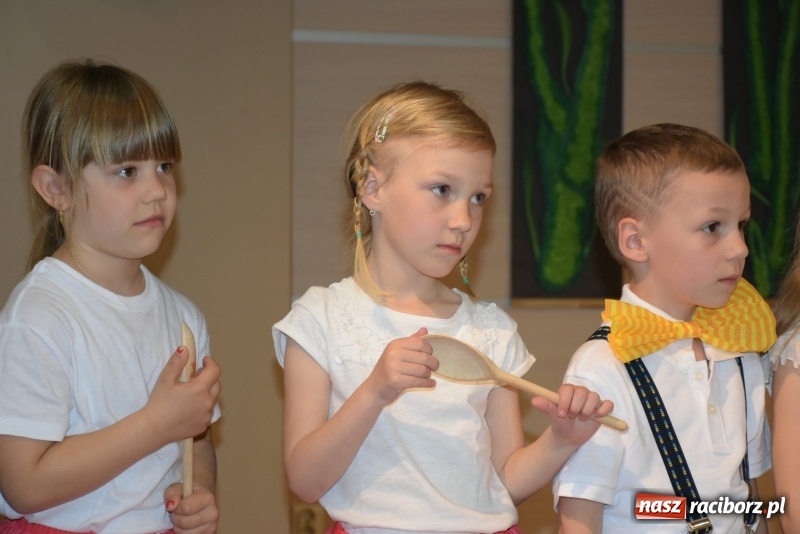 Zdjęcie w galerii na portalu naszraciborz.pl: Kolorowy zawrót głowy – przedszkolaki na przeglądzie w Tworkowie [FOTO i WIDEO] wiadomości z regionu