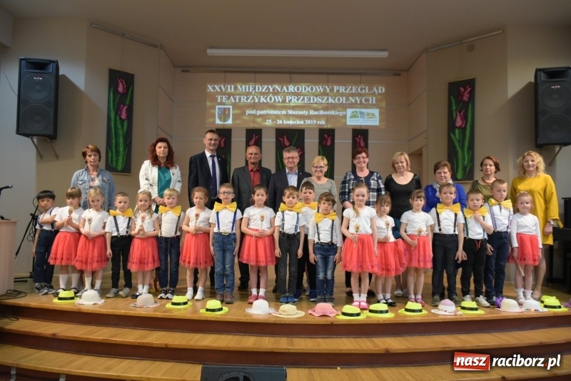 Zdjęcie w galerii na portalu naszraciborz.pl: Kolorowy zawrót głowy – przedszkolaki na przeglądzie w Tworkowie [FOTO i WIDEO] wiadomości z regionu