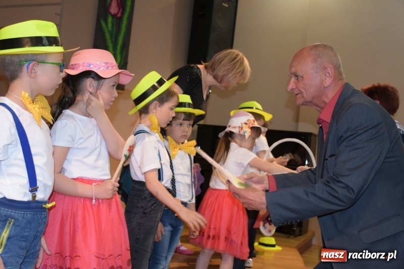 Zdjęcie w galerii na portalu naszraciborz.pl: Kolorowy zawrót głowy – przedszkolaki na przeglądzie w Tworkowie [FOTO i WIDEO] wiadomości z regionu