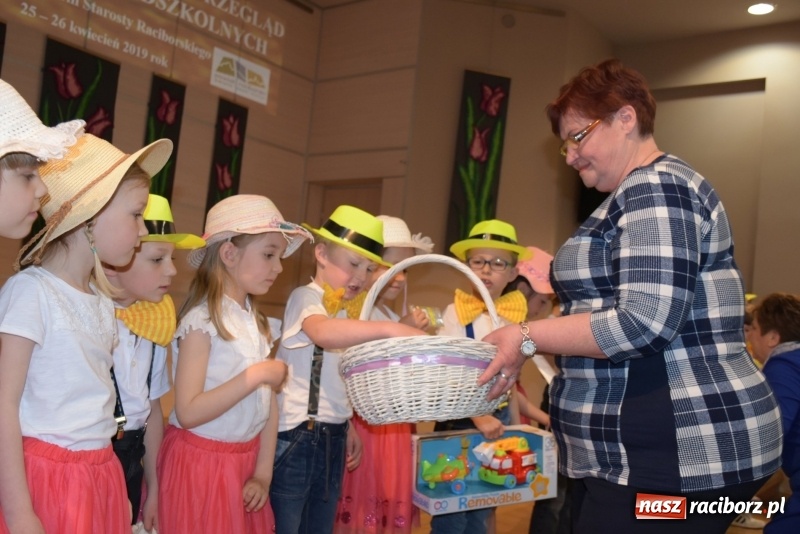 Zdjęcie w galerii na portalu naszraciborz.pl: Kolorowy zawrót głowy – przedszkolaki na przeglądzie w Tworkowie [FOTO i WIDEO] wiadomości z regionu