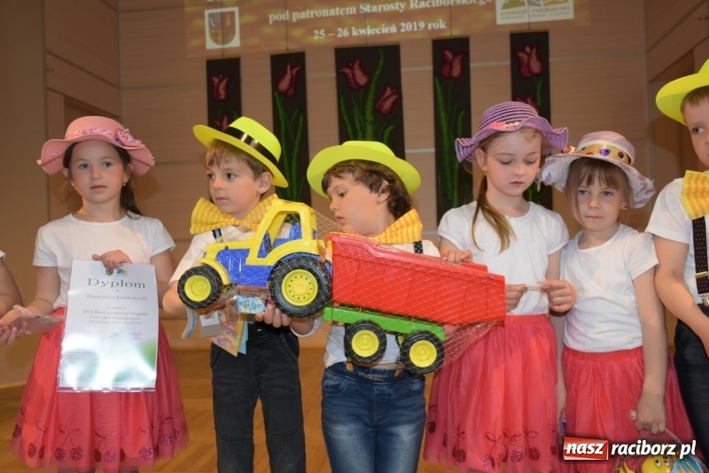 Zdjęcie w galerii na portalu naszraciborz.pl: Kolorowy zawrót głowy – przedszkolaki na przeglądzie w Tworkowie [FOTO i WIDEO] wiadomości z regionu
