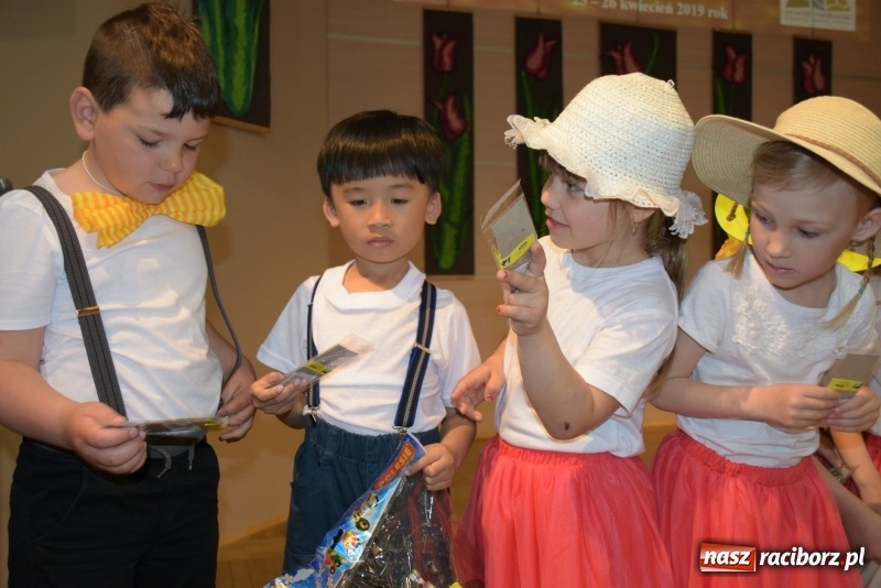 Zdjęcie w galerii na portalu naszraciborz.pl: Kolorowy zawrót głowy – przedszkolaki na przeglądzie w Tworkowie [FOTO i WIDEO] wiadomości z regionu