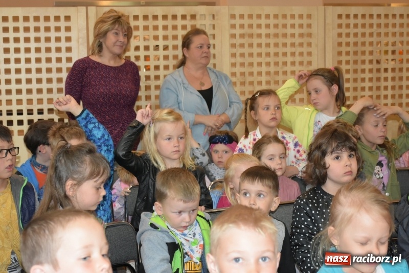 Zdjęcie w galerii na portalu naszraciborz.pl: Kolorowy zawrót głowy – przedszkolaki na przeglądzie w Tworkowie [FOTO i WIDEO] wiadomości z regionu