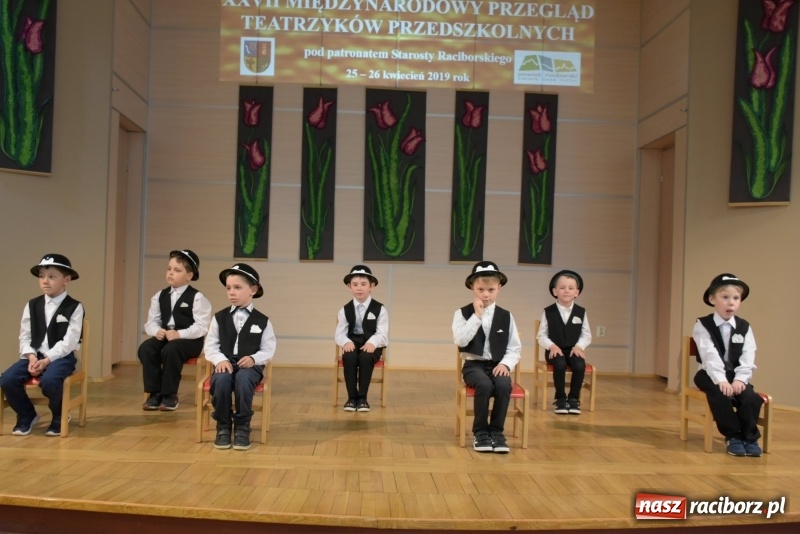 Zdjęcie w galerii na portalu naszraciborz.pl: Kolorowy zawrót głowy – przedszkolaki na przeglądzie w Tworkowie [FOTO i WIDEO] wiadomości z regionu