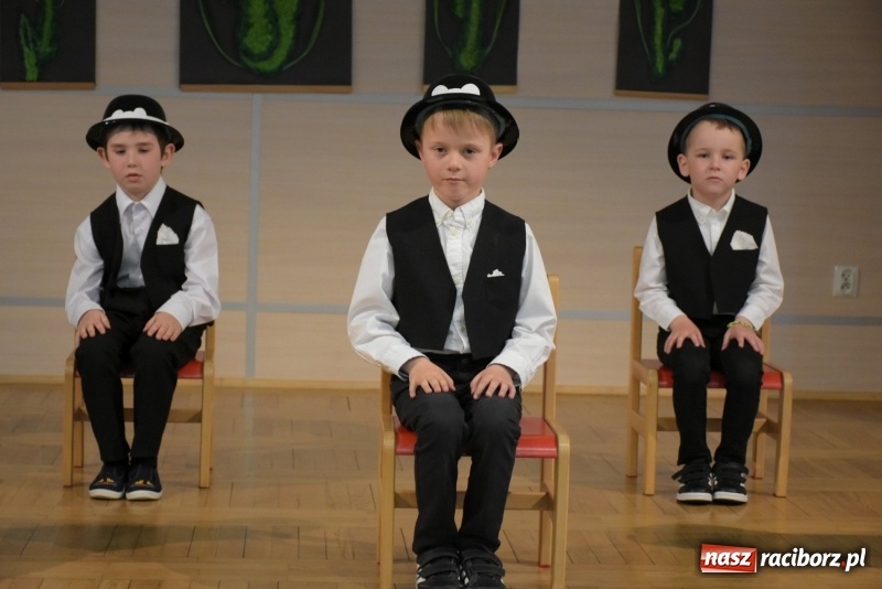 Zdjęcie w galerii na portalu naszraciborz.pl: Kolorowy zawrót głowy – przedszkolaki na przeglądzie w Tworkowie [FOTO i WIDEO] wiadomości z regionu