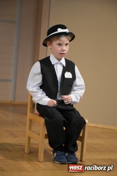 Zdjęcie w galerii na portalu naszraciborz.pl: Kolorowy zawrót głowy – przedszkolaki na przeglądzie w Tworkowie [FOTO i WIDEO] wiadomości z regionu