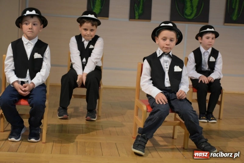 Zdjęcie w galerii na portalu naszraciborz.pl: Kolorowy zawrót głowy – przedszkolaki na przeglądzie w Tworkowie [FOTO i WIDEO] wiadomości z regionu